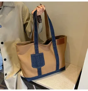 Λεπτομερής κοντινή εικόνα της τσάντας tote από denim και καμβά με προσεγμένες ραφές και υφή.
