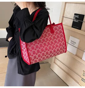 Red knitted double happiness wedding tote bag, large capacity stylish bride shoulder handbag.
