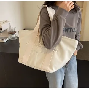 Große Kapazität Canvas Tragetasche Detailansicht mit robustem Stoff und feiner Stickerei.