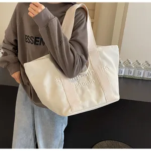 Große Kapazität Segeltuch Tragetasche für Damen, stilvolle bestickte Buchstaben Schultertasche.