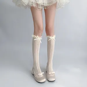 Sommer japanische süße Spitzen Wadenstrümpfe mit niedlichen Schleifen und Mary Jane Schuhen.