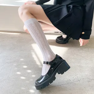 Detailaufnahme weiße Spitzen-Herz-Netzsocken, JK Lolita Stil süße hohle atmungsaktive Strümpfe.