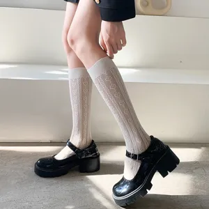 Nahaufnahme von süßen Lolita-Herz-Spitzenkniestrümpfen mit atmungsaktivem Mesh.