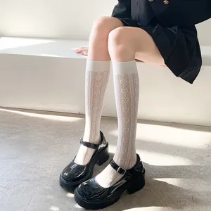Detailaufnahme von weißen Lolita Kniestrümpfen aus Spitze mit süßem Herz-Netz-Design.