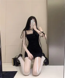 Vue détaillée de collants sexy pour femmes avec robe à bretelles tenue de mode chic.