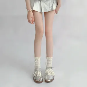 Japanischer Stil Spitze Rüschen Socken kombiniert mit Silberschuhen Detail Ansicht, süß.