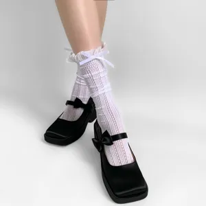 Detailaufnahme von japanischen weißen Spitzen-Wadensocken kombiniert mit schwarzen Mary Janes.