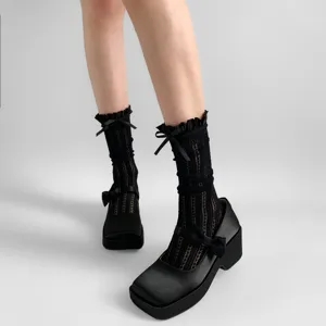 Japanische Rüschen-Spitzen-Wadensocken, Gothic Lolita Ballerina schwarze Socken Detail Ansicht.