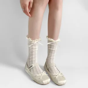Japanische Spitzen-Wadensocken kombiniert mit eleganten Satinschuhen im Lolita-Stil.