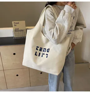 Große Canvas Schultertasche für Damen, lässiger Stoffbeutel mit blauer Stickerei.