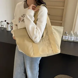 Grosse Kapazitaet Leinen Tragetasche fuer Damen, stylische Pendler Umhaengetasche mit Stickerei.