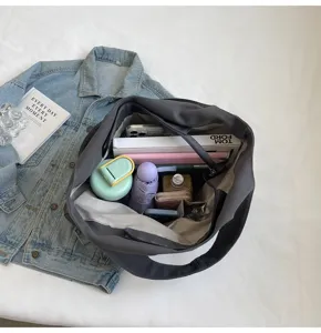 Detailansicht der großen dunkelgrauen Canvas Schultertasche mit praktischem Innenfach.