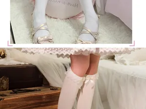 Detailaufnahme japanischer Lolita JK-Socken mit süßem Spitzenbesatz und niedlichen Schleifen.