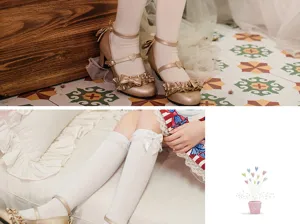 Detailansicht japanischer Lolita JK Socken mit süßen Schleifen und zarter Spitzenverzierung.