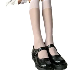 Witte transparante JK kniekousen gecombineerd met klassieke zwarte Mary Jane schoenen.
