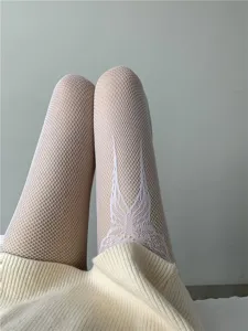 Primer plano detallado de las medias de rejilla blancas con elegante diseño de gran mariposa.