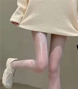 Medias de red blancas para mujer con elegante patrón de mariposa, perfectas para looks de moda.