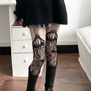 Collant a rete neri sexy strappati stile scuro sopra calzino al ginocchio vista dettagliata.
