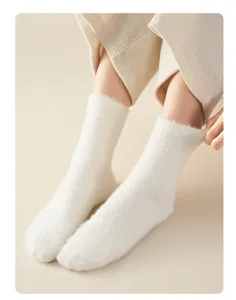 Nahaufnahme Detailaufnahme der weichen flauschigen weißen warmen Wintersocken, gemütlicher Home-Style.