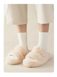 Gemütliche Damen Plüschhausschuhe mit warmen Kuschelsocken, weiche Winterschuhe in Creme.