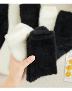 Detailaufnahme flauschiger Wintersocken in Schwarz Weiß, weiche kuschelige Home-Schlaf-Socken.