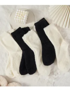 Gemütliche flauschige Winter-Thermosocken in Schwarz und Weiß, weich und warm für Zuhause.