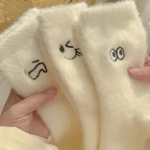 Damen Winter Warm Baumwolle Schlaf Zuhause Socken Süß Bestickt Lustiger Ausdruck Mittelhoch Bequem Lässig Strumpfwaren