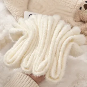 Weiche flauschige Damen Wintersocken kuschelige warme Pluesch Haussocken Schlafstrumpf weiss.