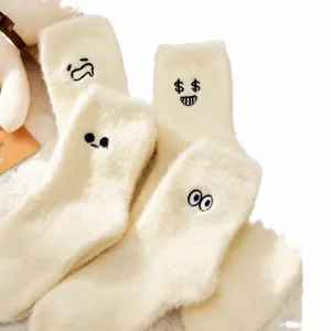 Weiße flauschige Wintersocken mit niedlichen bestickten Ausdrücken für gemütliche Heimkleidung.