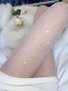 Détail de bas résille blancs ornés de strass pour femmes, collants étincelants d'été.