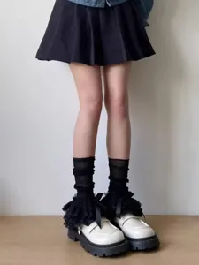 Nahaufnahme von sommerlichen schwarzen Spitzen-Sockenstulpen, süße Lolita Stufen-Beinlinge.