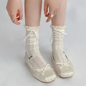Japanische rüschenbesetzte Spitzen-Mittelsocken mit Satin Mary Jane Schuhen für Sommer.