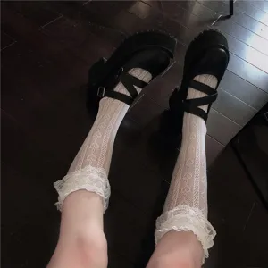 Vista detallada de calcetines de encaje blanco Lolita JK con delicado patrón de malla.
