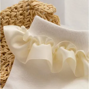 Nahaufnahme von süßen japanischen Rüschen-Socken, weicher Strickstoff, feiner Besatz top.