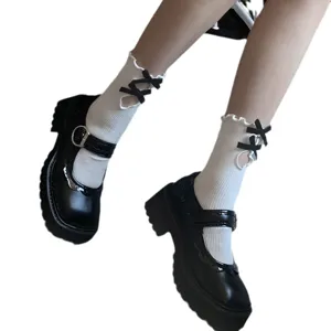 Süße japanische JK-Stil Socken und schwarze Plateauschuhe Set mit hübschen Schleifen-Rüschen.