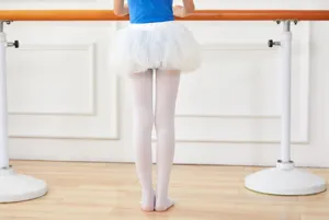 Collants de danse blancs pour enfants details montrant un tissu souple et confortable.
