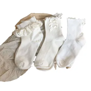 Süße japanische Lolita weiße Socken mit süßen Schleifen und Spitzenrüschen für den Sommer.