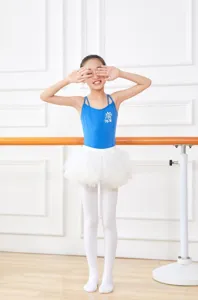 Vue de détail des collants de danse blancs pour enfants et des tenues de ballet en studio.