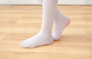 Vue detaillee de collants de danse blancs pour enfants, tissu extensible confortable.