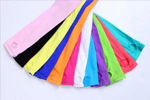 Détail des manches de protection solaire colorées avec ouvertures pour les pouces éclatantes.