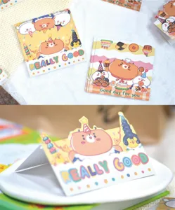 Detalle de cabecera de tarjeta plegable de oso de dibujos animados, diseño de fiesta colorido.