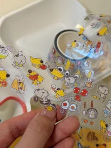 Transparente Washi-Sticker-Rolle mit süßen lustigen Cartoon-Katzen, Hunden und Essensmotiven.