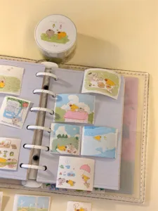 Weiche Ferien Washi Tape Rolle und süße Illustrationsaufkleber für Tagebuchdekor.