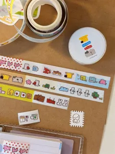 Detailansicht von Soft Holiday Washi-Tapes und niedlichen Stickern für Tagebuch-Collagen.