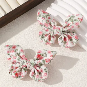 Floral bow hair clip detail view, cute fabric hair accessory for kids and cute hairstyles.