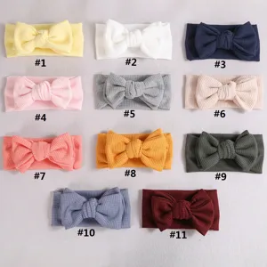 Vue détaillée du bandeau pour bébé en tricot gaufré avec nœud doux et confortable.