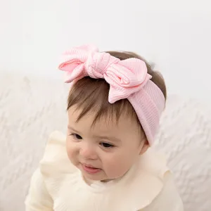 Joli bandeau tricoté en nid d'abeille pour bébé avec grand nœud rose, accessoire.
