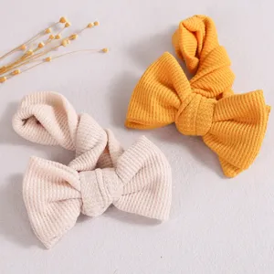 Vue détaillée du bandeau noué en tricot gaufré pour bébé, texture douce, accessoire.