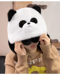 Primer plano detallado del bonito gorro panda de peluche suave con orejeras cálidas.