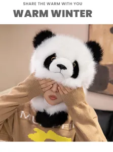 Detalle del tierno gorro de peluche de panda con pelo suave y orejeras cálidas para invierno.